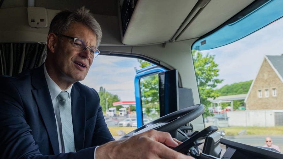 Stellplatzmangel: Neuer Echtzeit-Dienst startet: Wie der Bund das Chaos auf Lkw-Rastplätzen beenden will