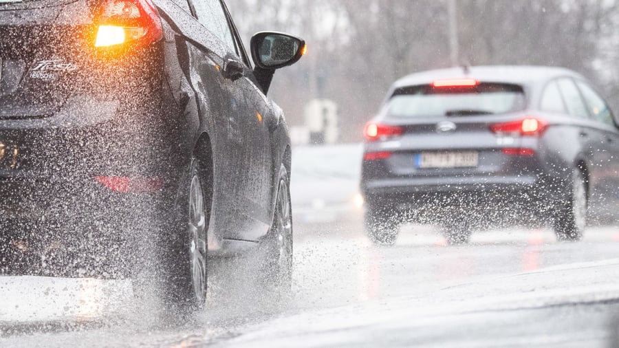Unwettergefahr: Starkregen und Aquaplaning - So bleiben Autofahrer sicher