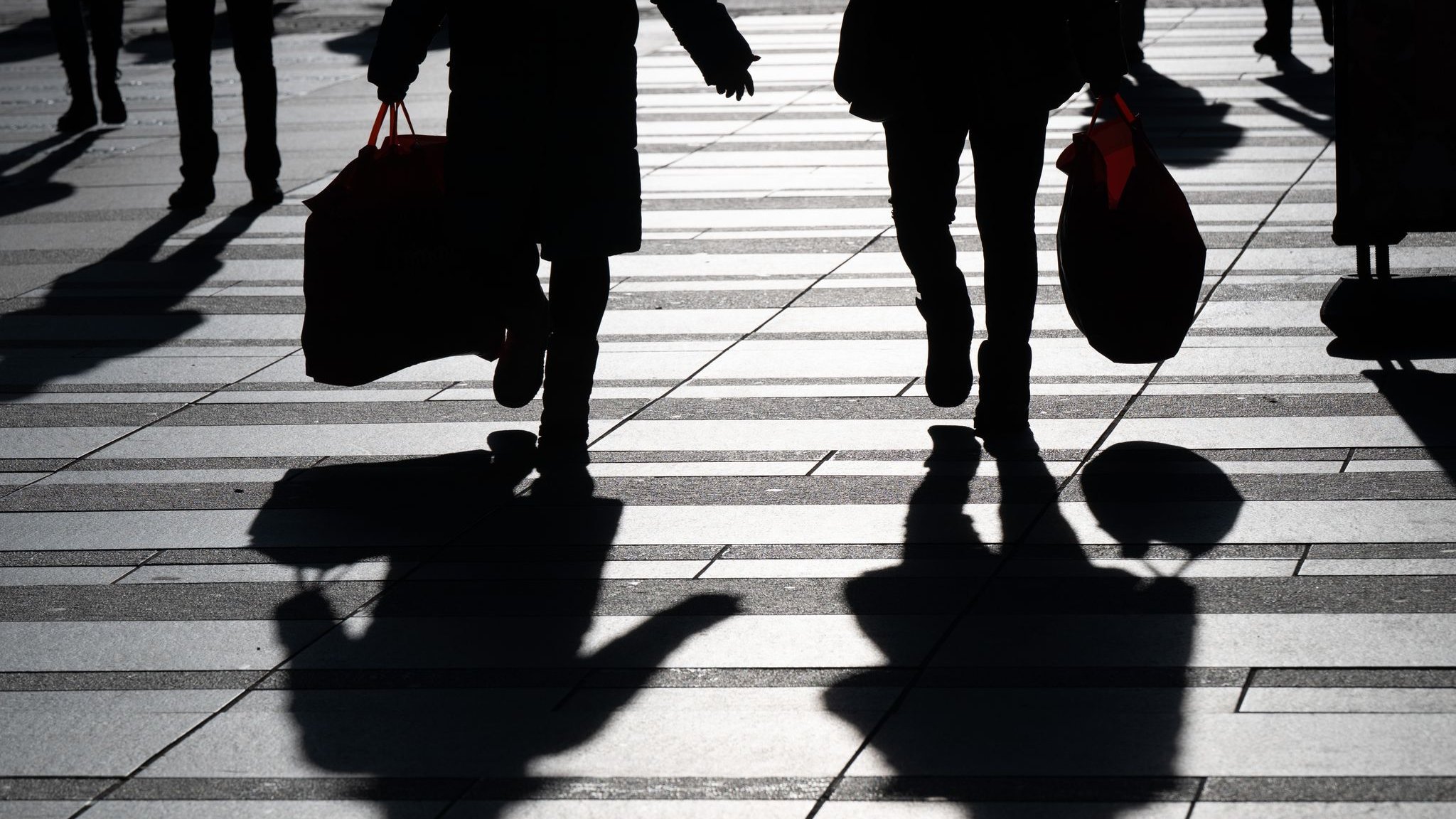 Konsumklima: Sparen statt Shoppen: Verbraucher halten ihr Geld zusammen