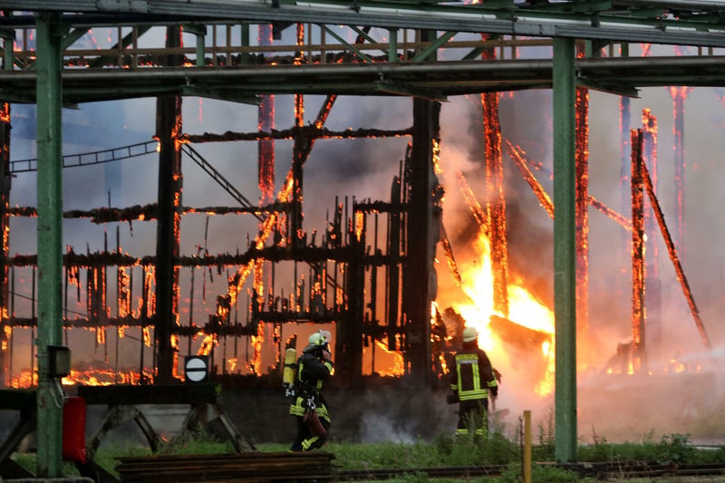 Schwarzer Rauch ber dem Rhein: Grobrand in Krefelder Dngemittelfabrik