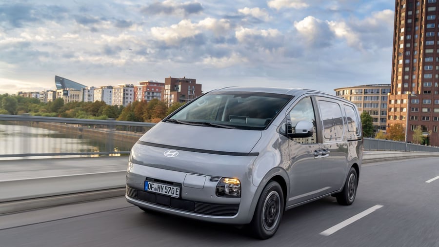 Transporter unter Strom: Für Familien und Gewerbe: Hyundai Staria nun auch elektrisch