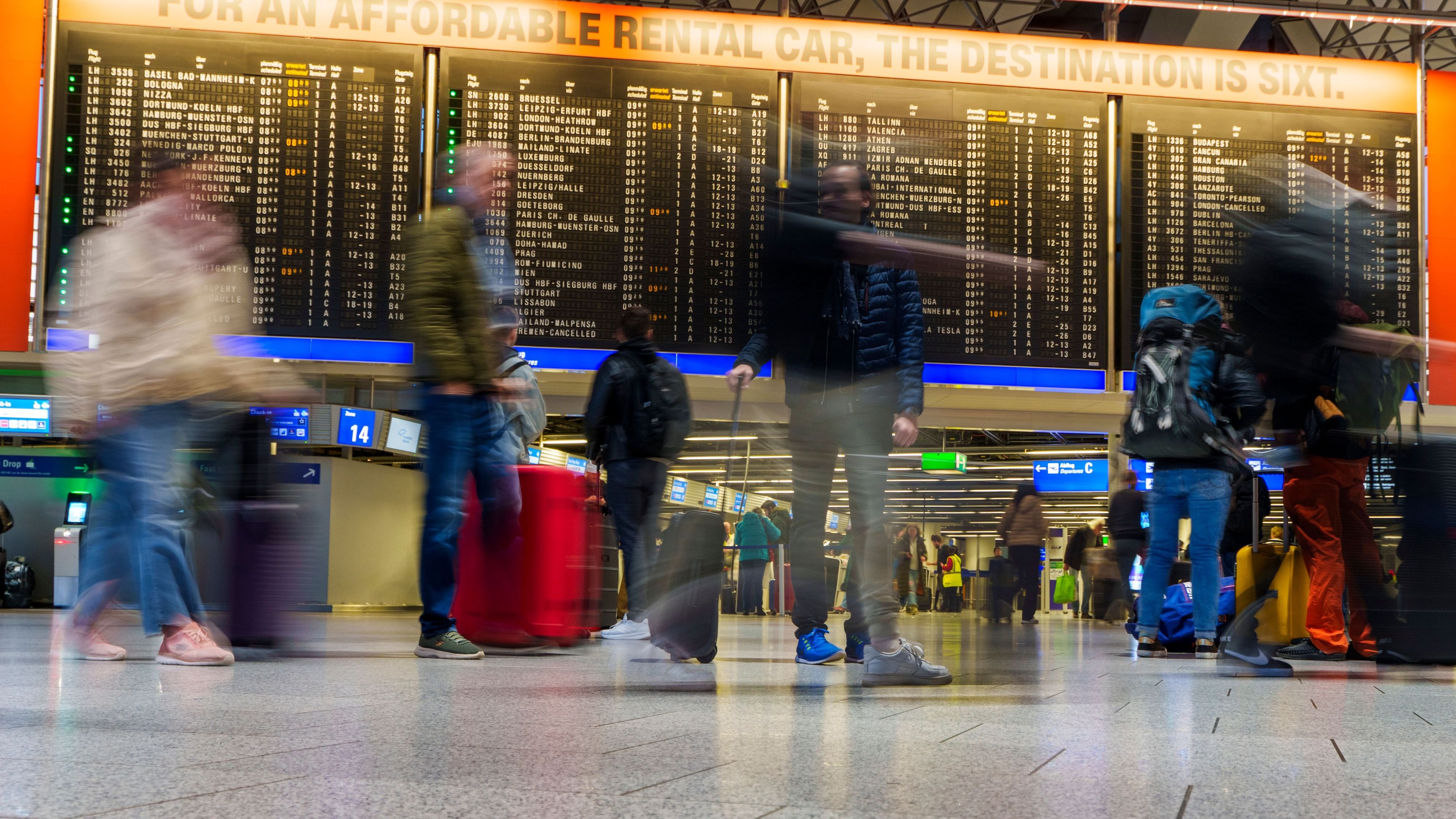 Flugverkehr: Frankfurter Flughafen stellt Betrieb wegen Schnee ein
