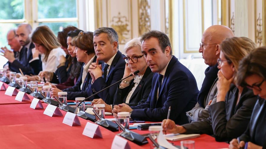Innenpolitische Krise : Frankreichs Regierung bringt Sparhaushalt auf den Weg