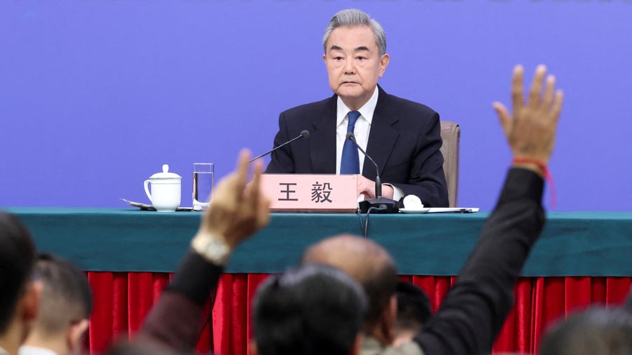 Iran: „Naher Osten in Flammen“: Chinas Chefdiplomat Wang fordert sofortiges Ende der Kampfhandlungen