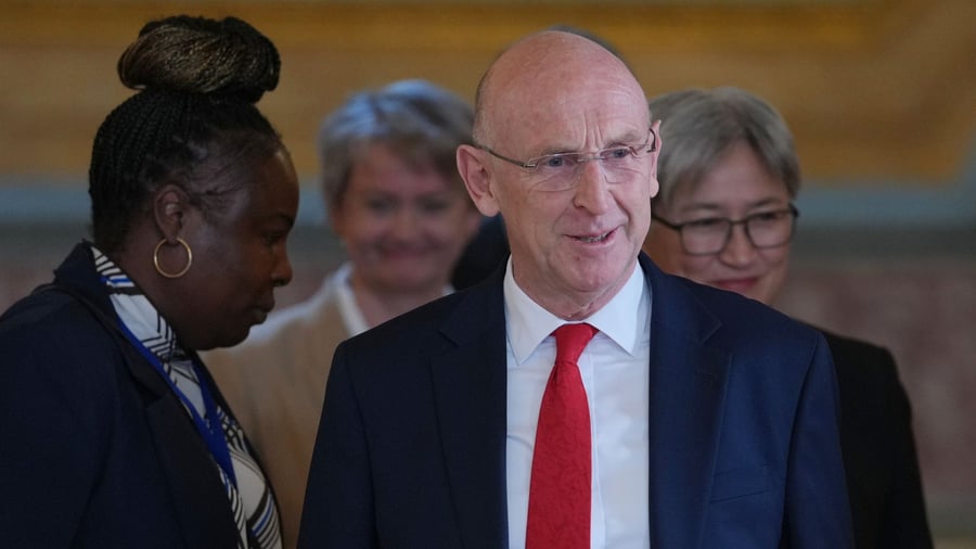 Regierungskrise in London: Ministerrücktritt stürzt britisch