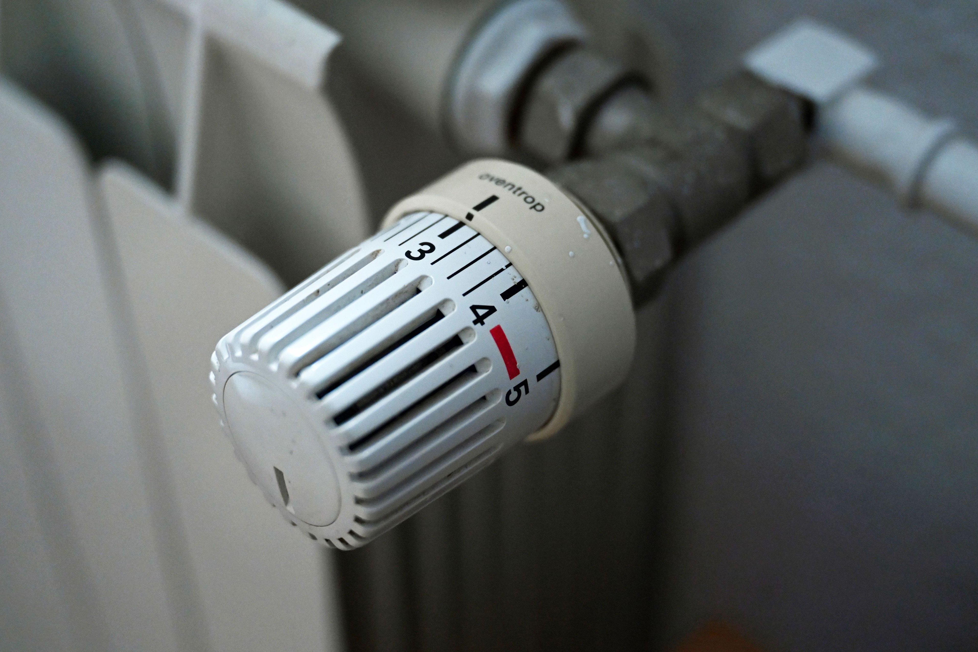 Heizungsregler im Wohnraum