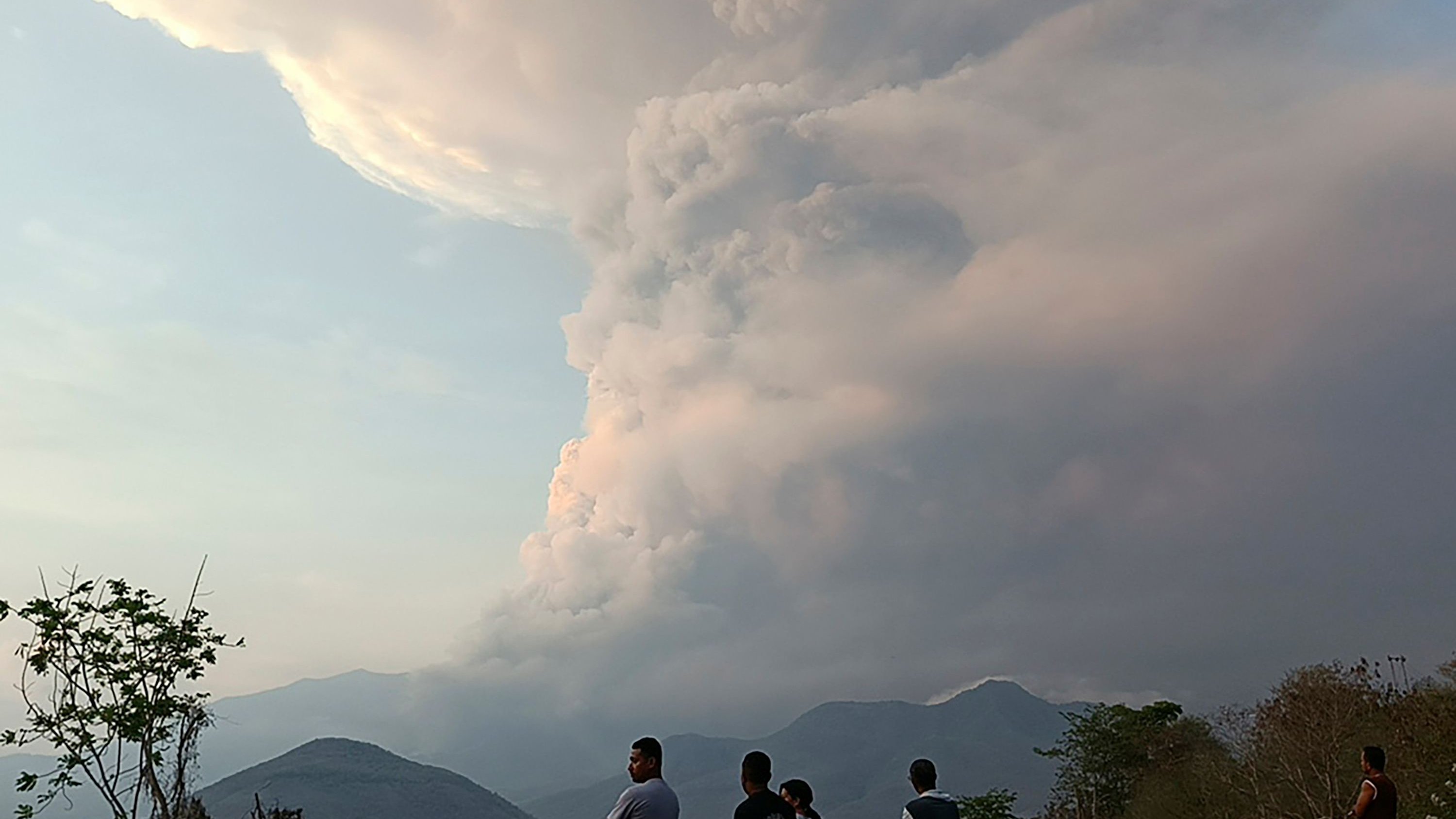 Asien: Indonesischer Vulkan schleudert Asche zehn Kilometer in die Höhe