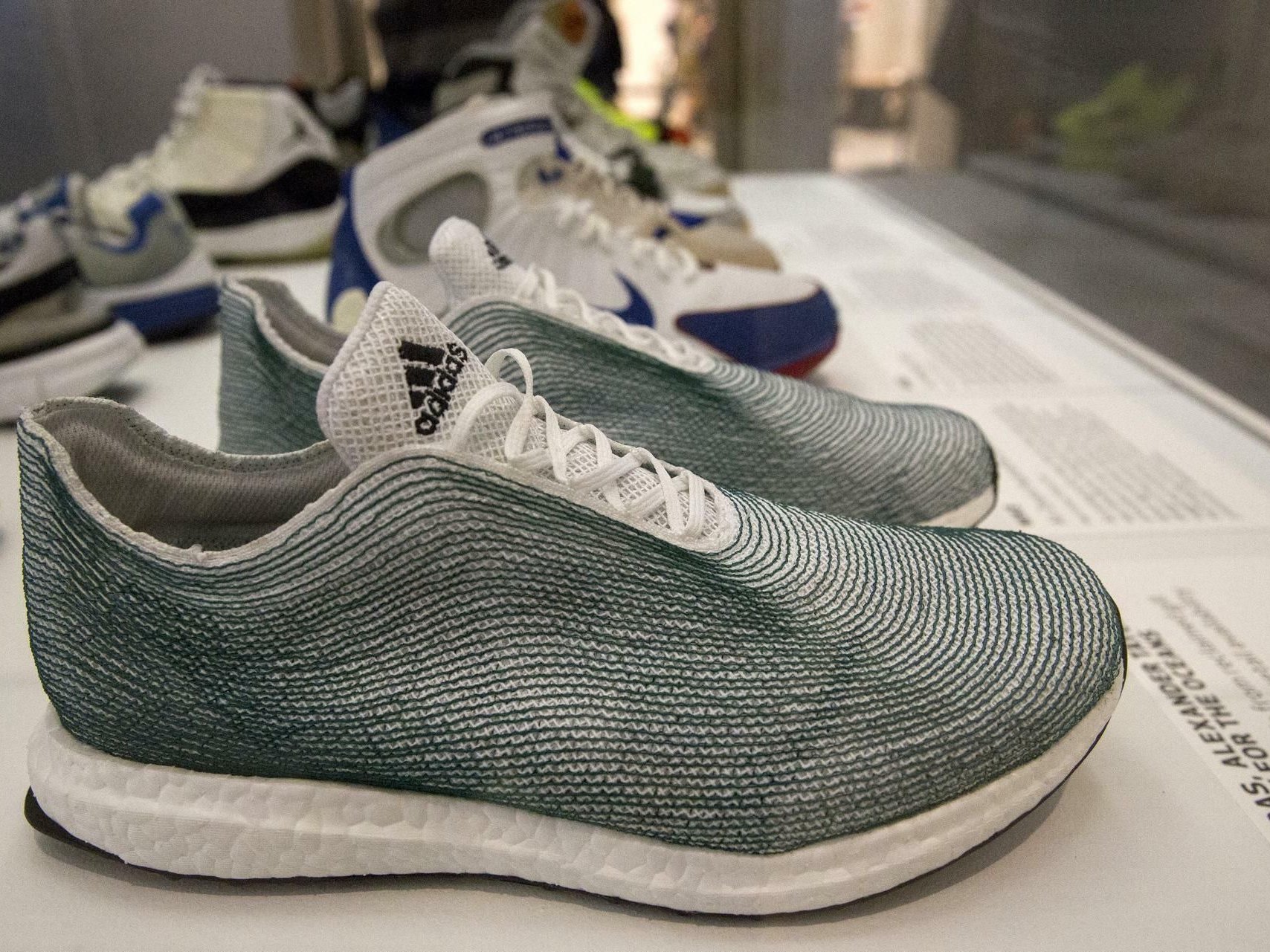 Adidas Schuhe aus Plastikmull Aus dem Meer an den FuB