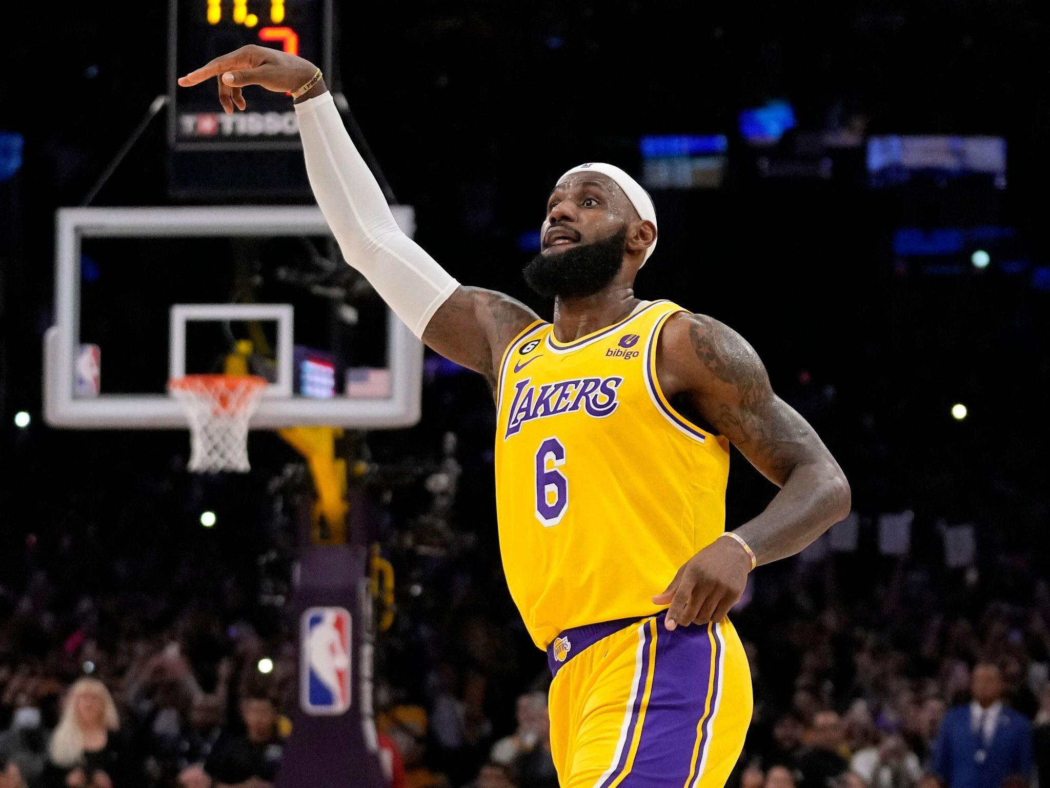 LeBron James bricht Abdul-Jabbars NBA-Rekord – und ist nebenbei Milliardär