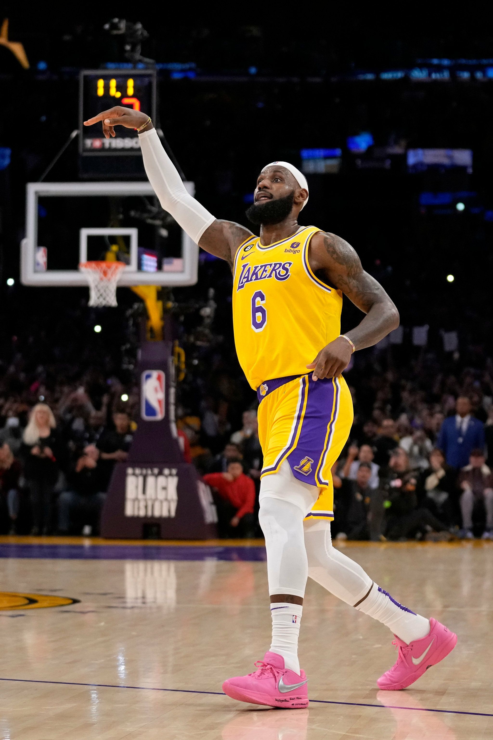 LeBron James bricht Abdul-Jabbars NBA-Rekord – und ist nebenbei Milliardär