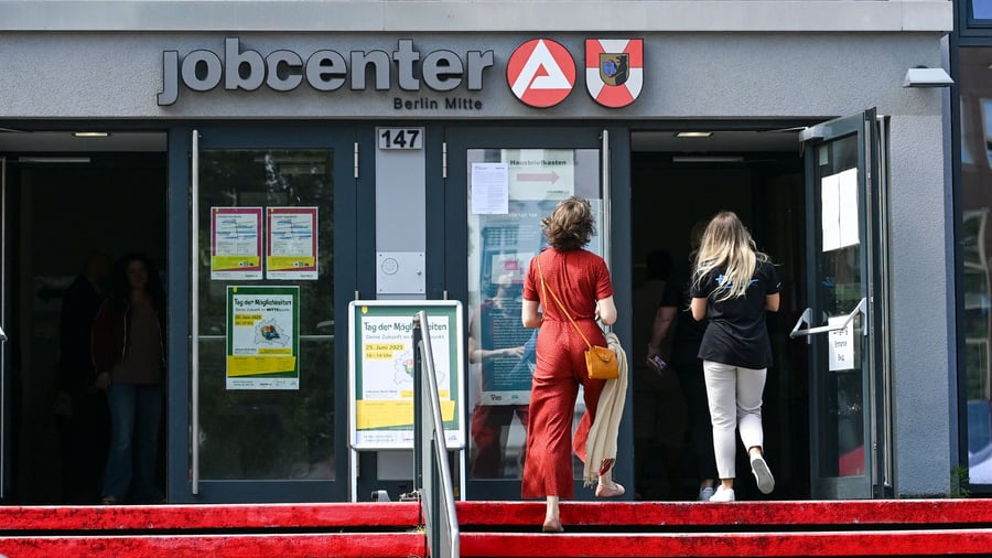 IAB: Arbeitsmarktbarometer sinkt erneut – Arbeitslosigkeit steigt, während Beschäftigung stagniert