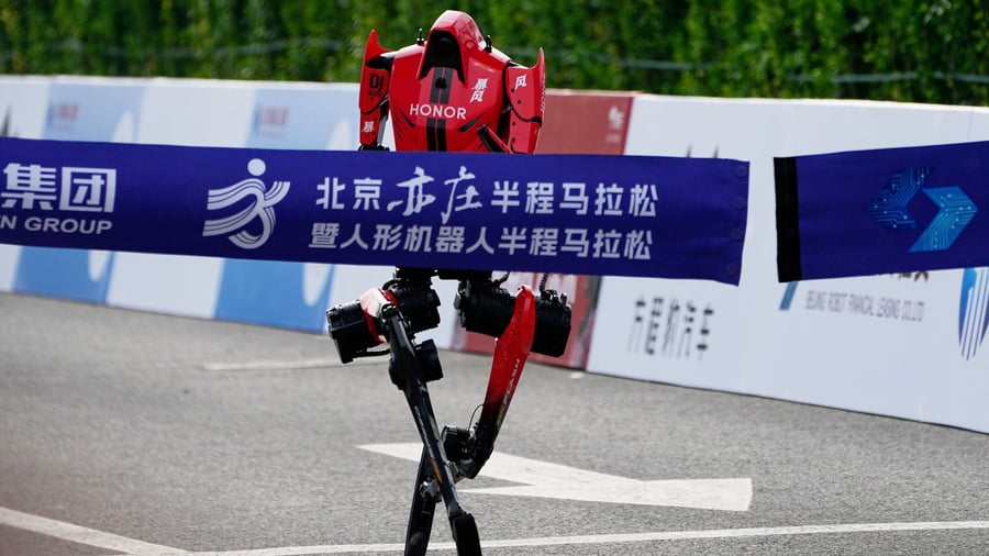 Sport und Technik: „Blitz“-Roboter laufen Menschen bei Peking-Marathon davon