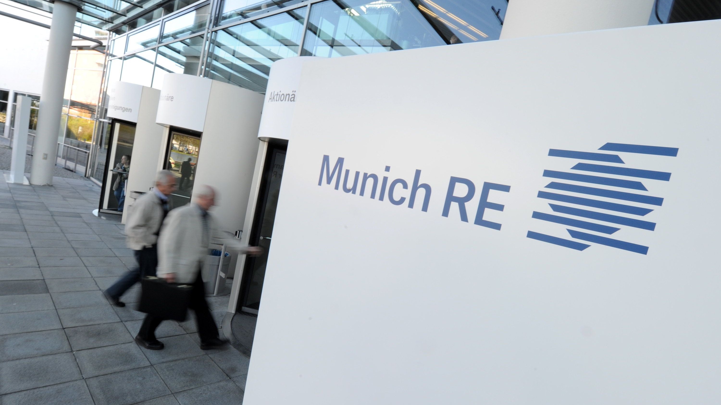 Rückversicherer Vorstandschef Münchener Rück auf Kurs zu fünf