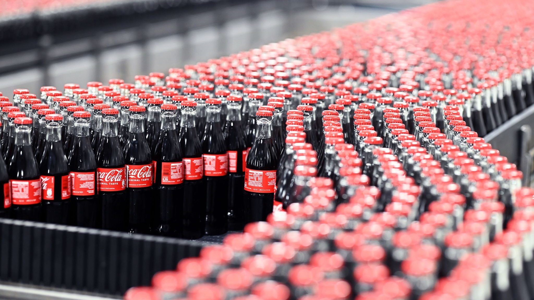 Wage negotiations: Coca-Cola increases wages for its employees.