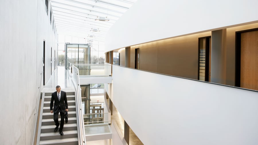 Personas mayores discutiendo en una oficina, simbolizando la jubilación anticipada o el tiempo parcial.