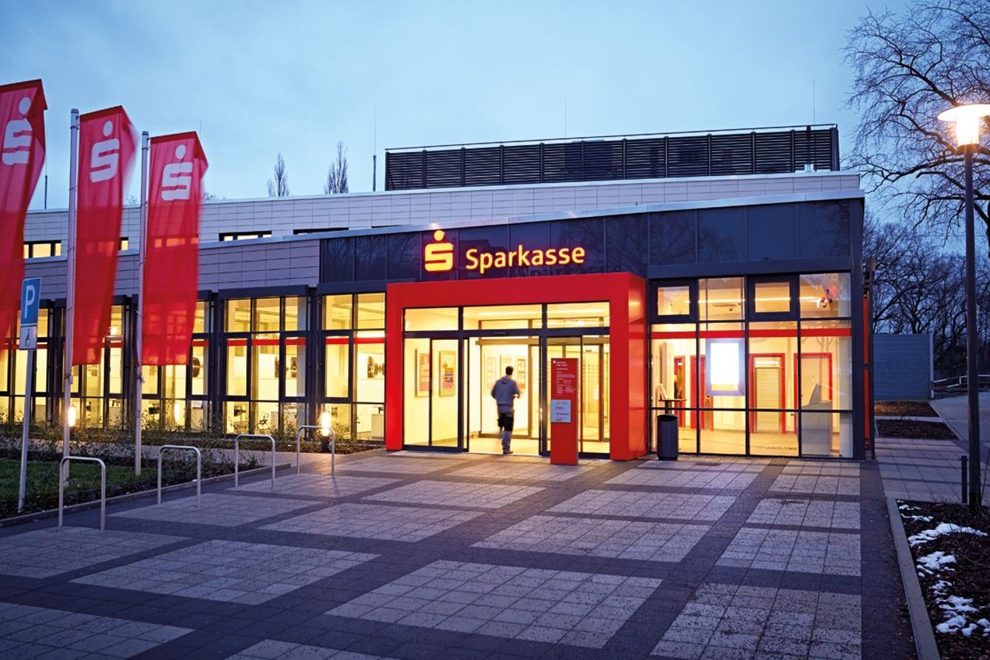 Banken: Sparkassen investieren 2025 mehrere Hundert Millionen Euro in ...