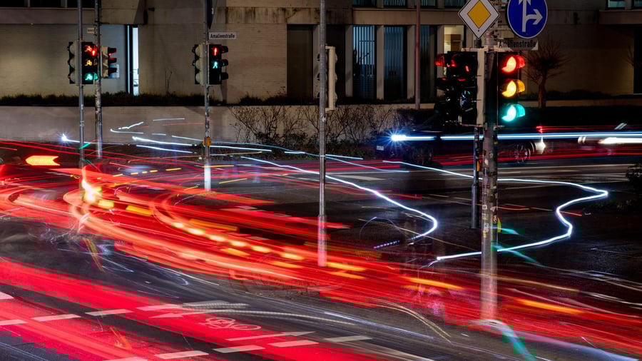 Risiken im Straßenverkehr: Mit 50 km/h in 30er-Zone? Eine Frage von Leben und Tod