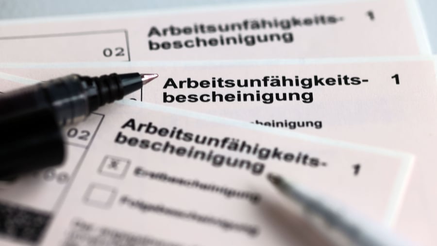 Urteil: Mit Attest: Krankschreibung statt Urlaub führt zu Kündigung