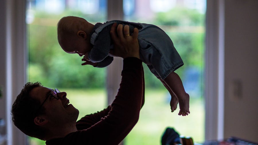 Entwicklung mit Wendepunkten: Kindheit bis Alter – Gehirnstruktur durchläuft fünf Phasen