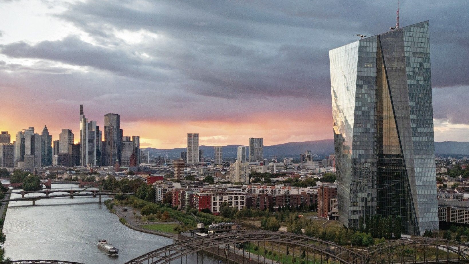 Geldpolitik: EZB hält Zinsen im Euro-Raum konstant und erwartet höhere Inflation