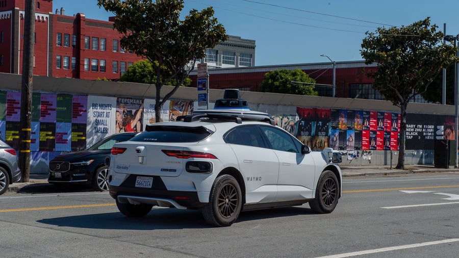 Autonomes Fahren: Waymo-Robotaxis haben Problem mit überfluteten Straßen