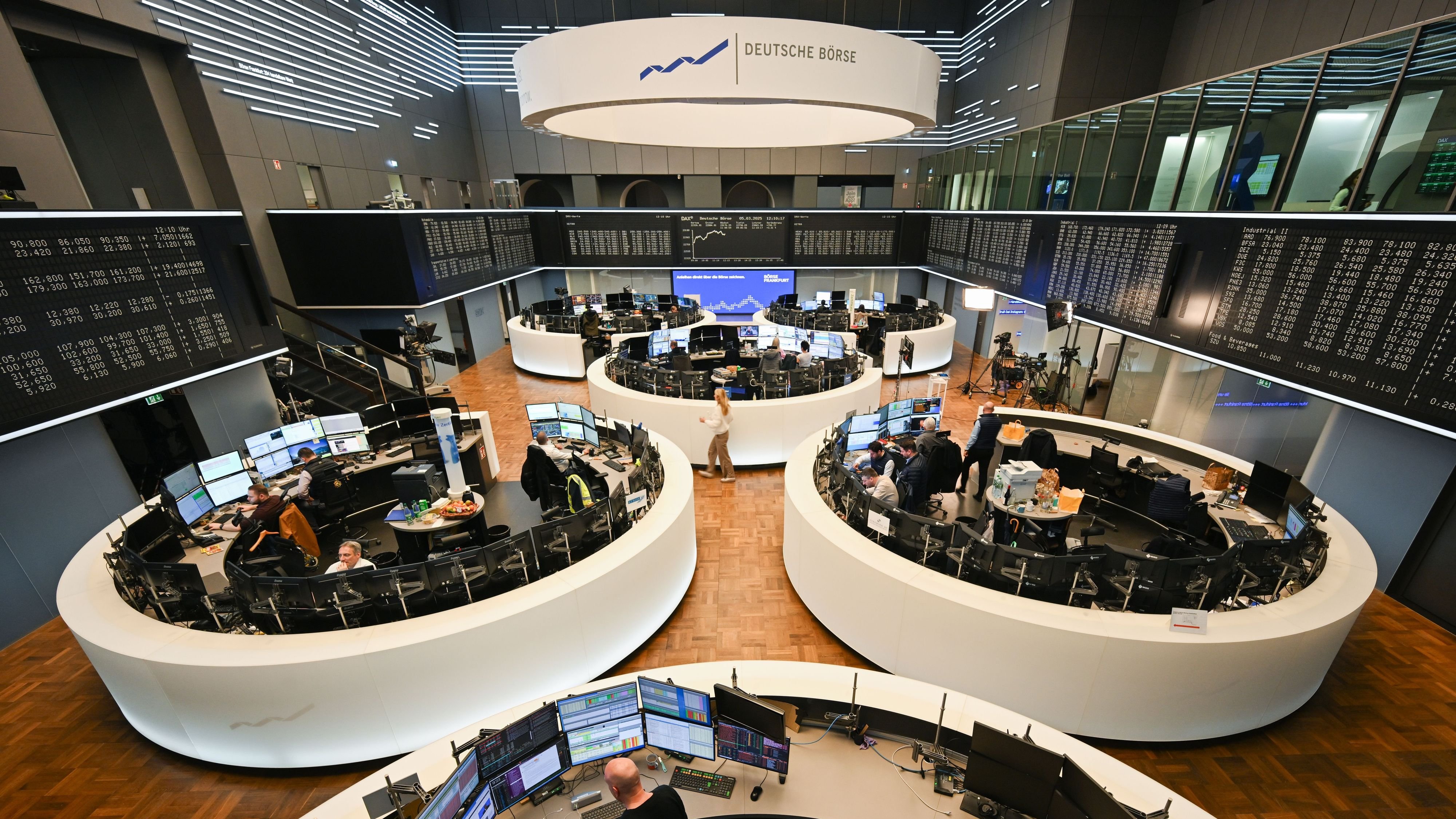 Stocks, oil, gold: DAX closes above 25,000 points - | Record high in sight