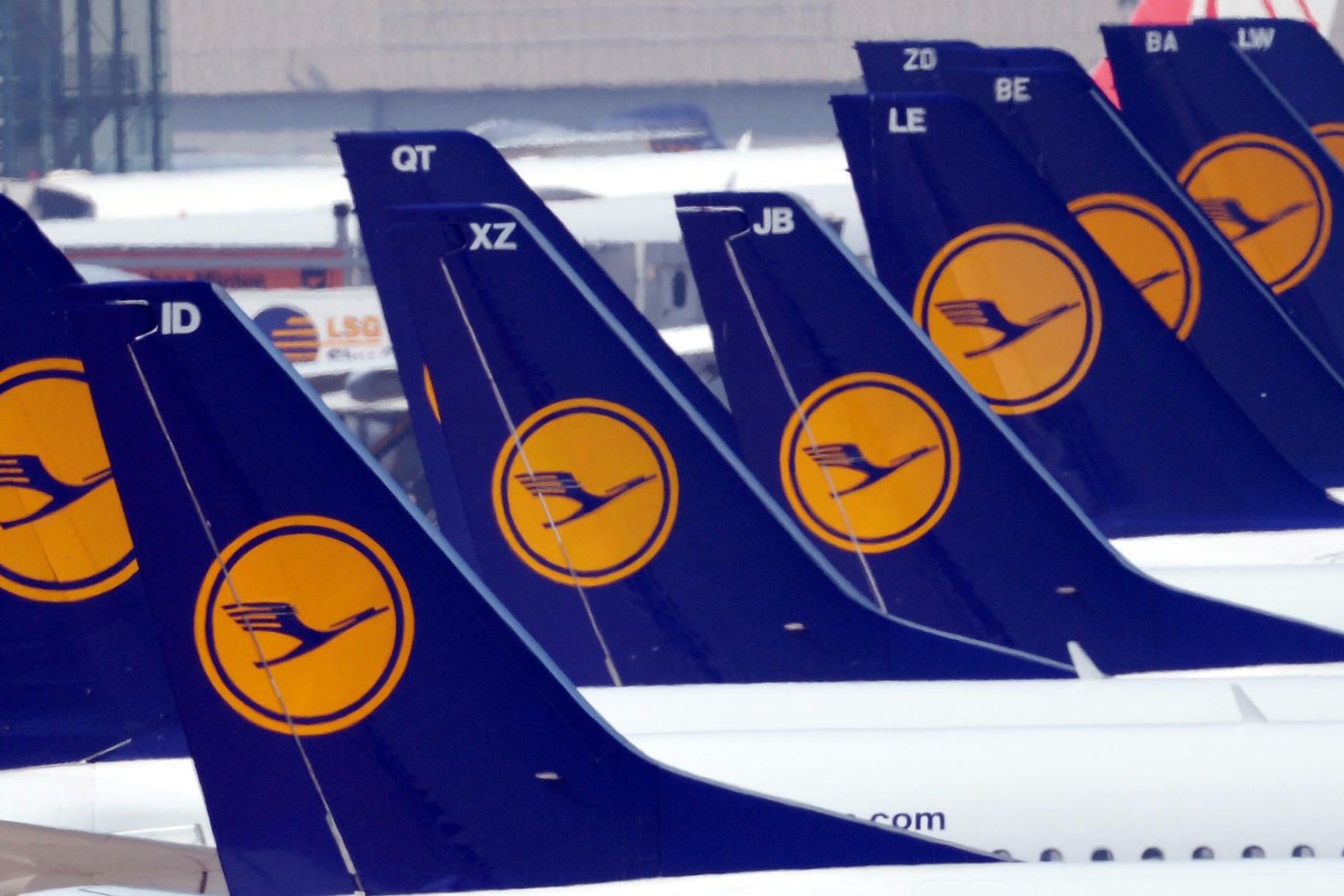Airline: Cost problems are weighing on Lufthansa - | Profits fall as ...