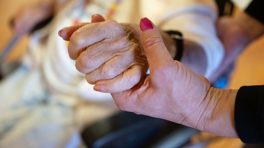 Gesundheitskosten: Anhaltende Kritik an „Kürzungsreform“ für die Pflege