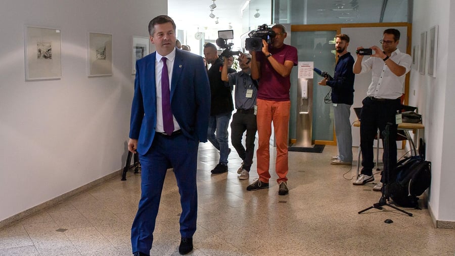 Gewaltenteilung: Ministerpräsident und gleichzeitig Fraktionschef?
