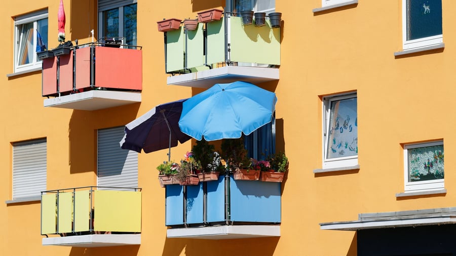 Freiluft-Saison: Balkon und Terrasse: Was Mieter dürfen – und was heikel ist