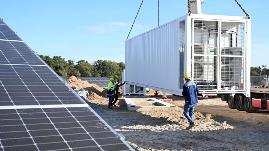Energiewende    : Leistung wie 200 Atomkraftwerke: Netzbetreiber wollen Speicher-Boom in den Griff bekommen