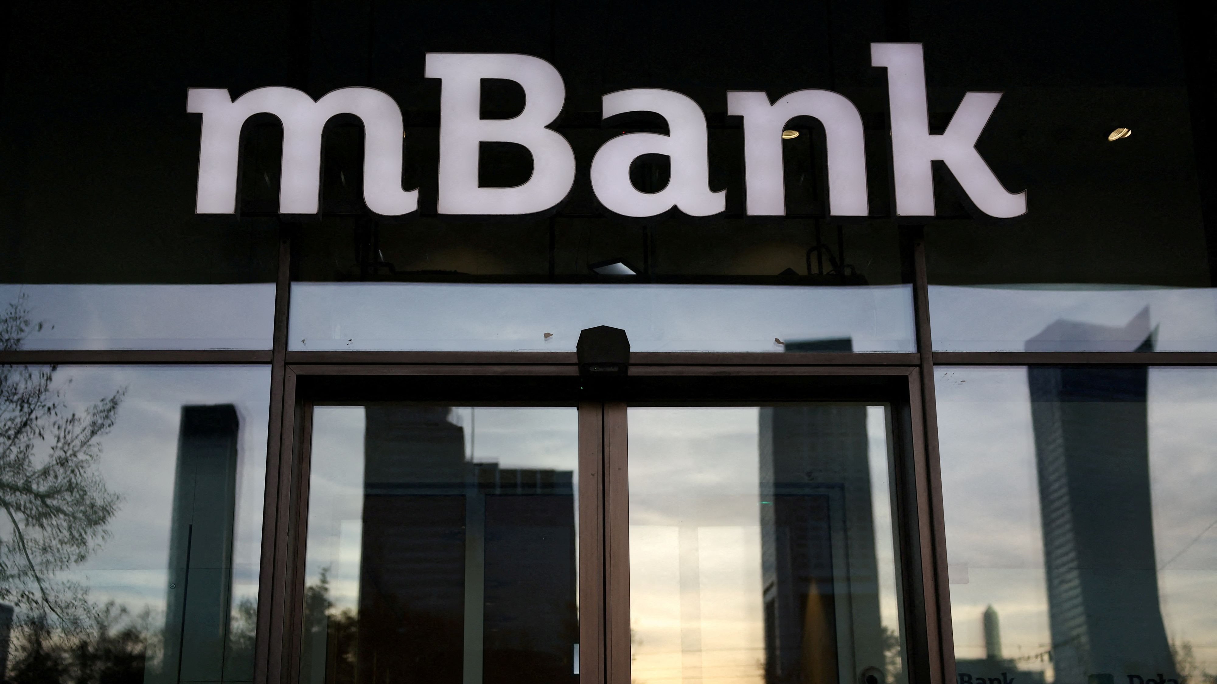 Banken: Commerzbank-Übernahme würde Unicredit zu Angebot für MBank zwingen
