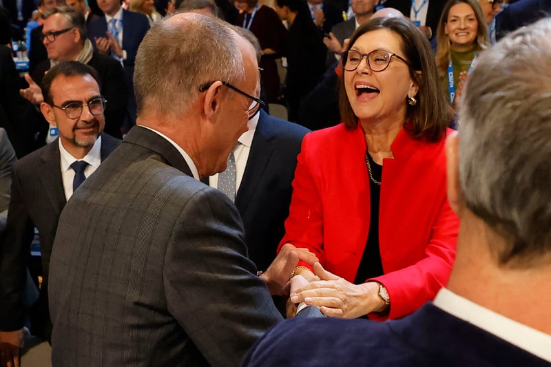 CSU: Merz begrüßt Aigner und der Parteitag jubelt