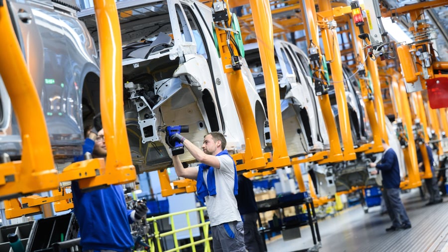 Arbeitsmarkt: Deutschlands Unternehmen planen etwas weniger restriktiv