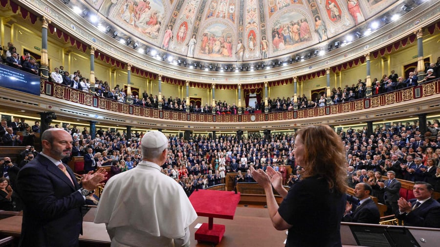 Spanien-Besuch: Stehende Ovationen für Papst im Pa