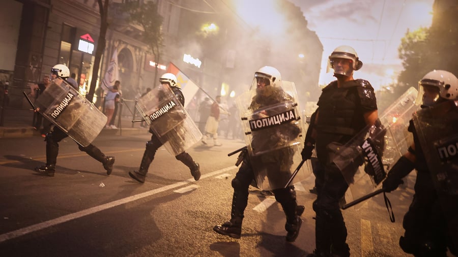 Belgrad: Zusammenstöße – Zehntausende fordern Ablösung von Serbiens Präsident