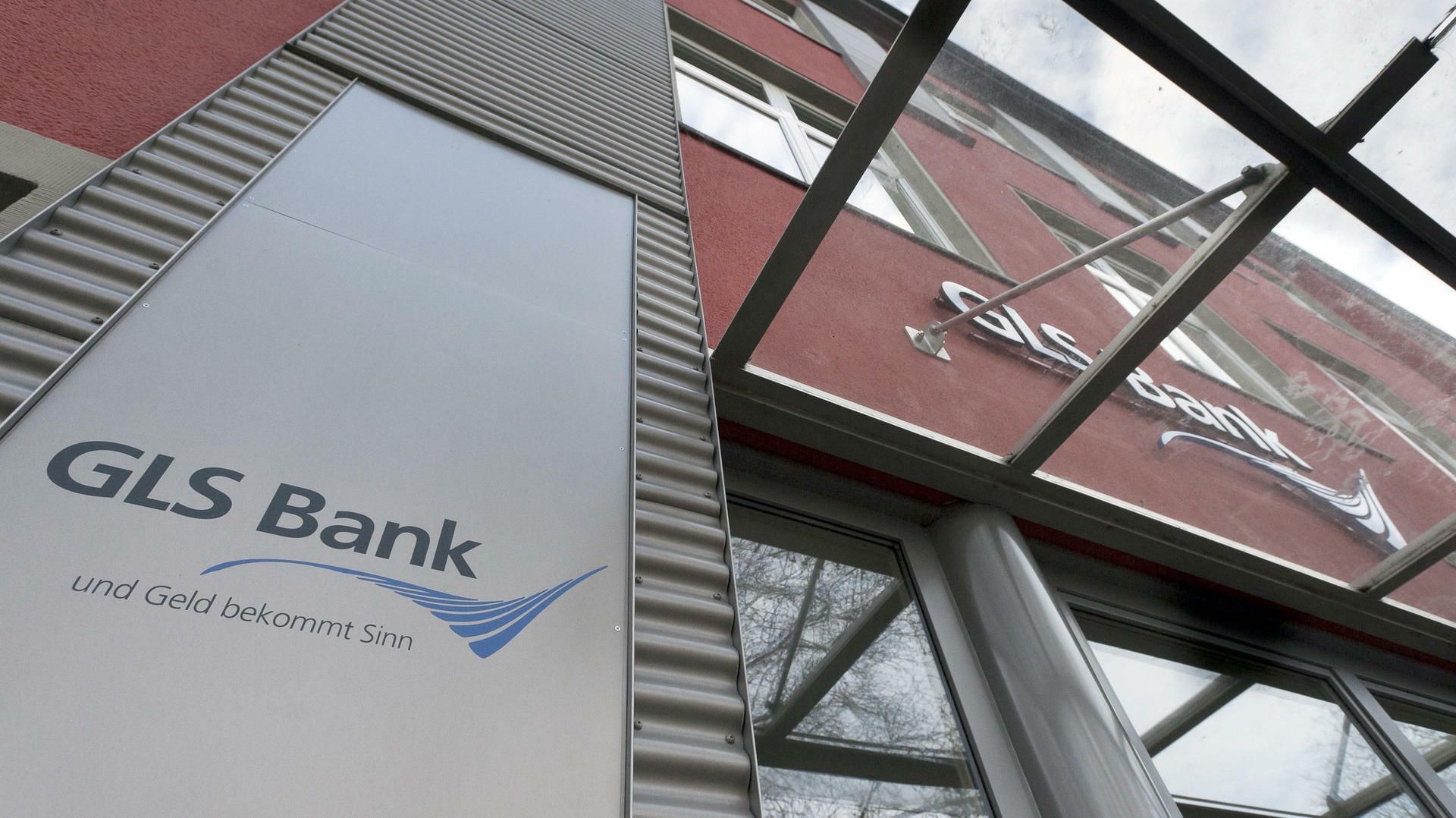 Banken: Umstrittene Kontokündigung bei GLS und Sparkasse: Wie weit reicht der Einfluss der US-Behörden?