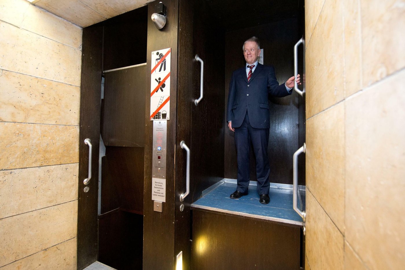 Was Passiert Wenn Man Im Paternoster Nicht Aussteigt www.handelsblatt.com