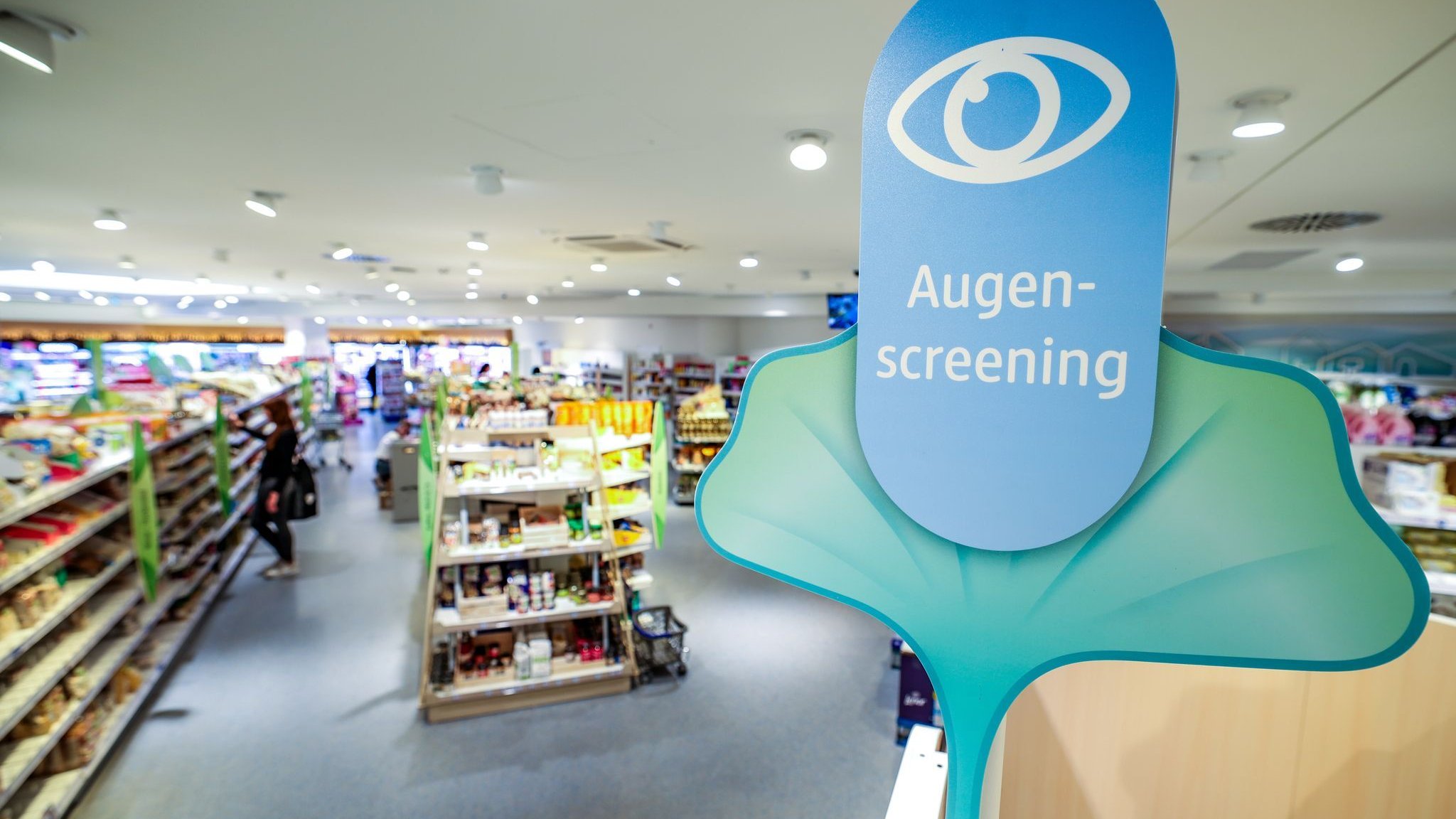 Justiz: Augenscreening bei dm – Gericht fragt zu Gesundheitsgefahren
