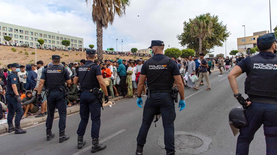 Lager für Migranten: Spaniens Regierung übernimmt Kontrolle über Hafen von Ceuta