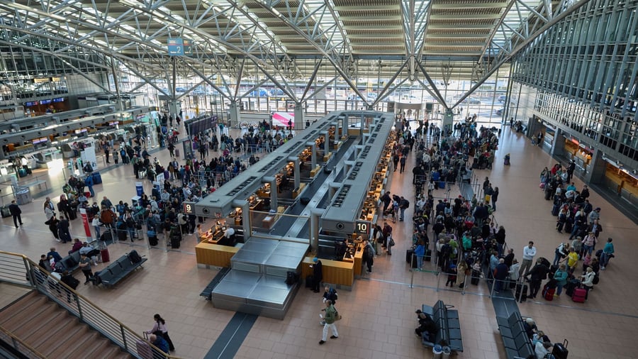 Airline in der Verantwortung: Volle Schalter: Reisende müssen beim Check-in nicht drängeln