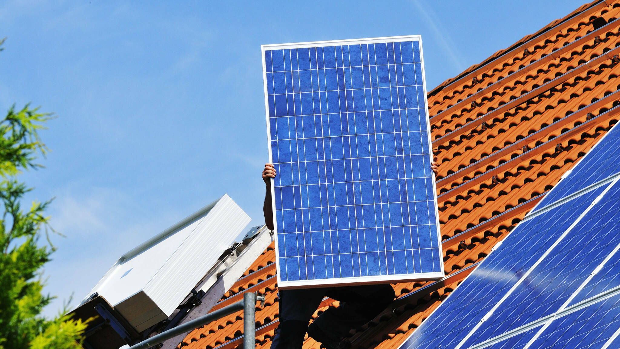 Iran-Krieg: Energiekrise sorgt f&uuml;r Boom bei Erneuerbaren