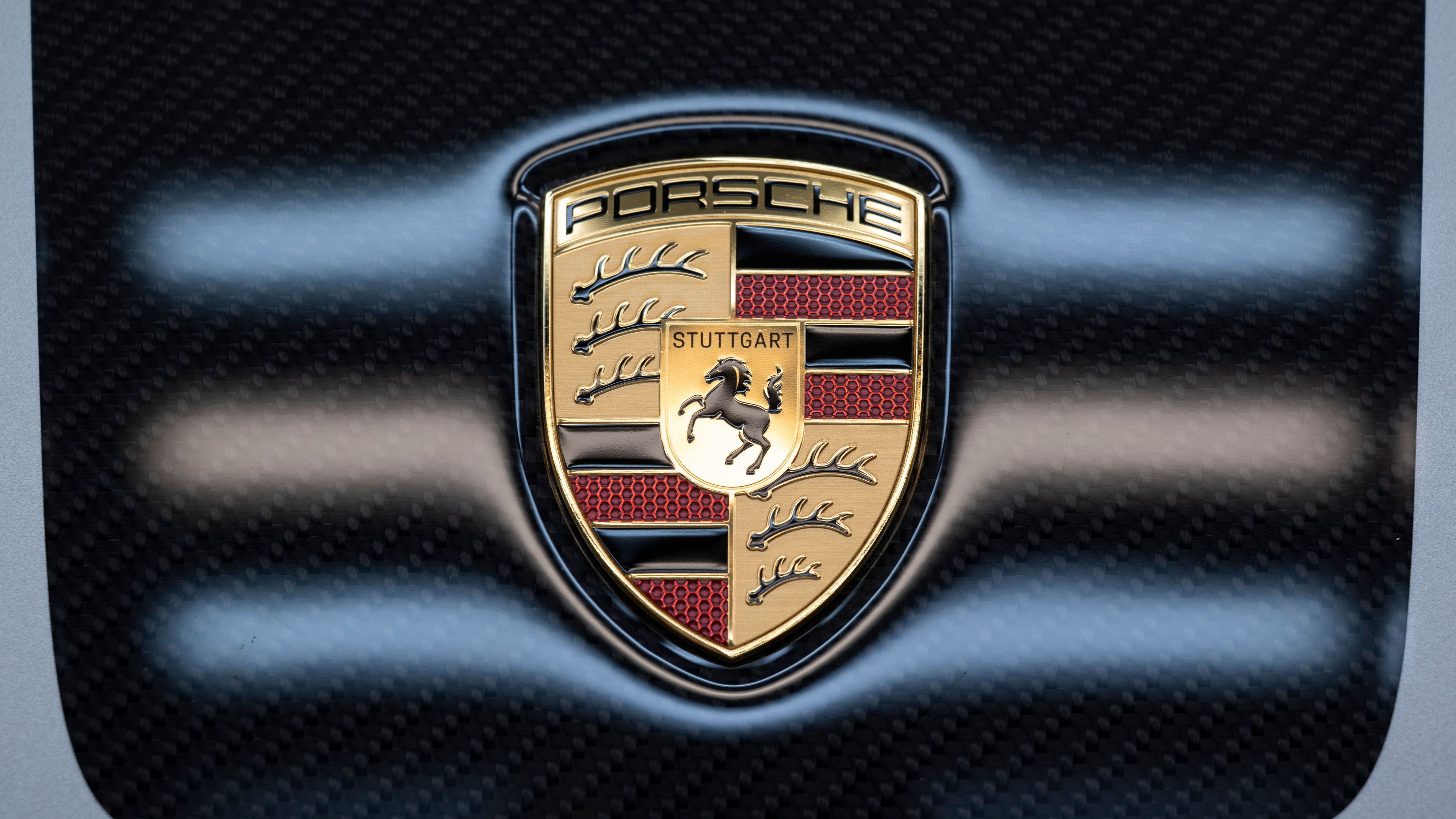 Auto Industry: Porsche Sales Figures Drop – Hopes for the E-Cayenne