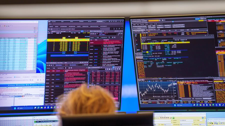 Iran-Krieg: Ölpreis über 100 Dollar – Aktienmärkte fallen, Devisen als sicherer Hafen gefragt