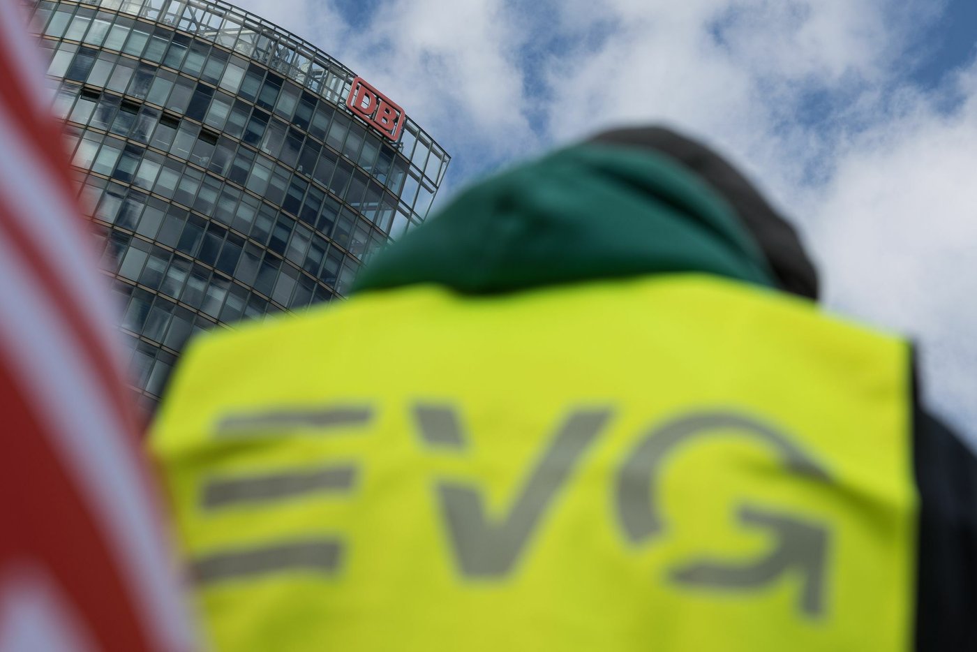 Ziel: Schnelle Einigung: Bahn und EVG verhandeln in zweiter Tarifrunde