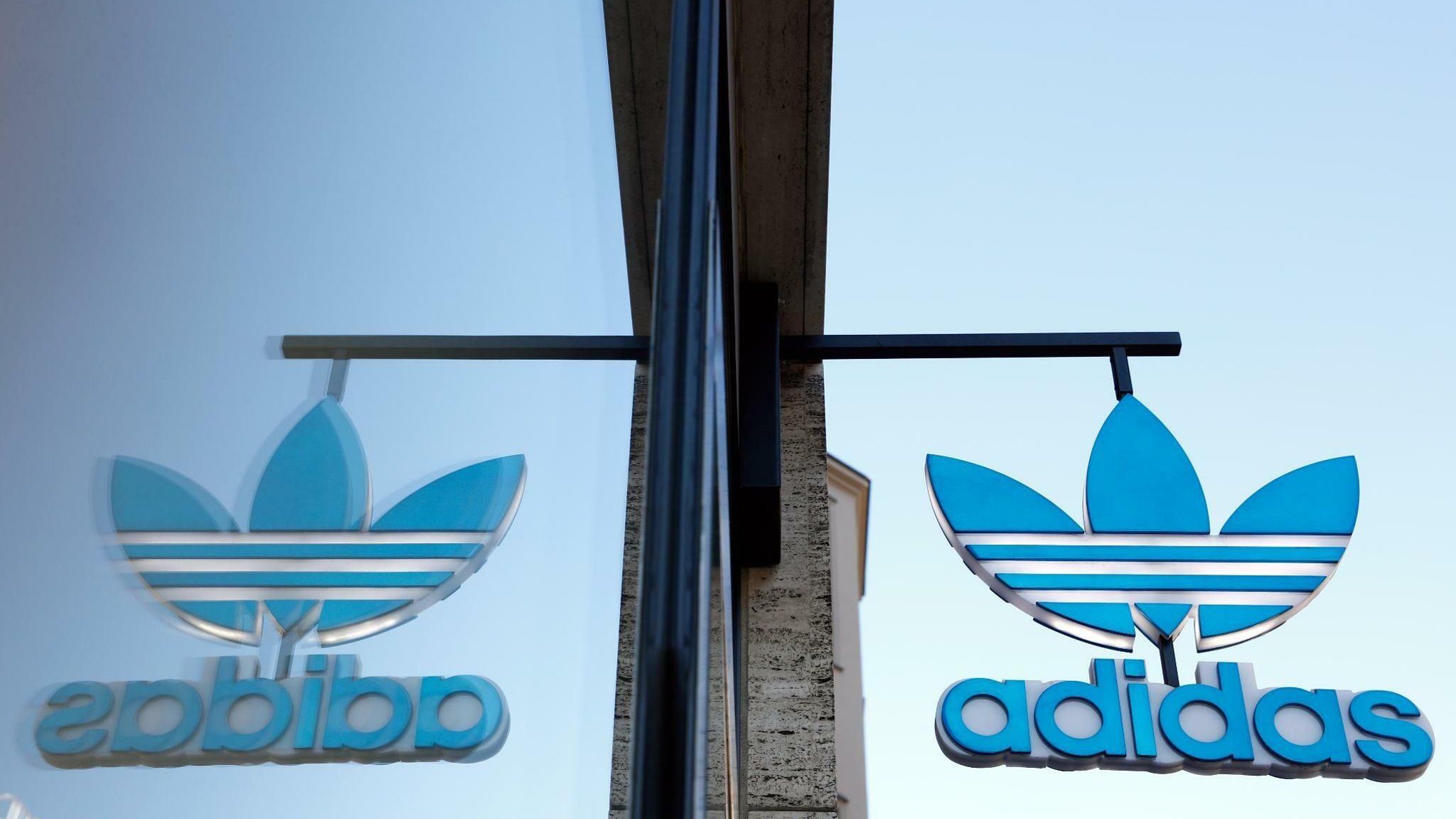 Adidas Aktie Investoren Branchenexperten loben Reebok Verkauf