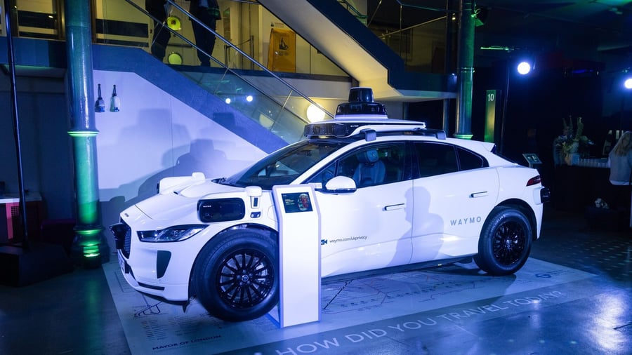 Autonomes Fahren: Robotaxi-Firma Waymo stockt Kasse im Wettlauf mit Tesla auf
