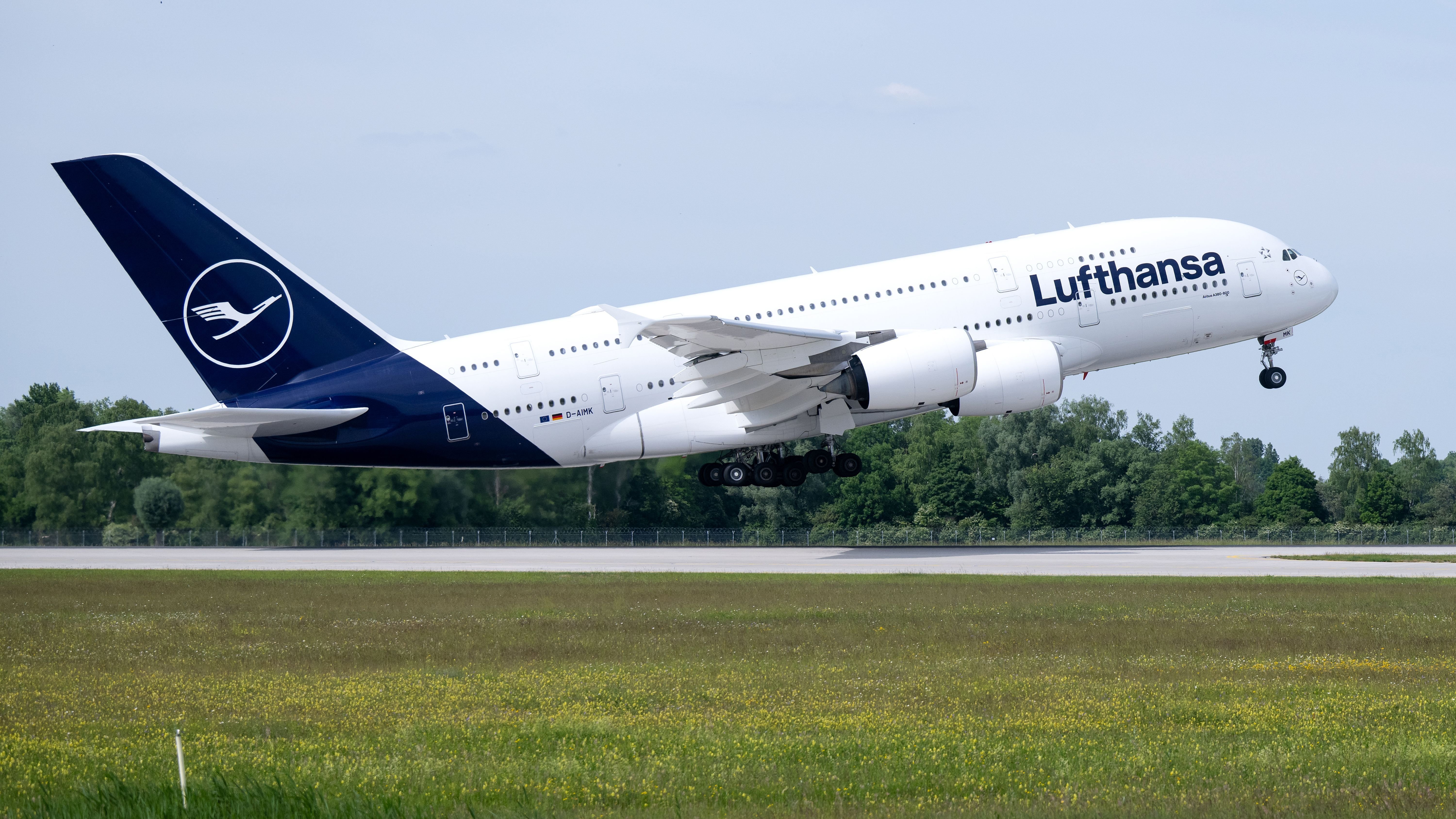 Aviation: Lufthansa A380 touches down short of the runway at Munich ...