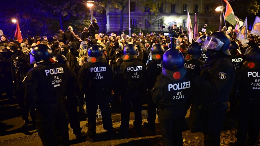Demonstrationen: Ausschreitungen in mehreren Städten nach friedlichem Protest
