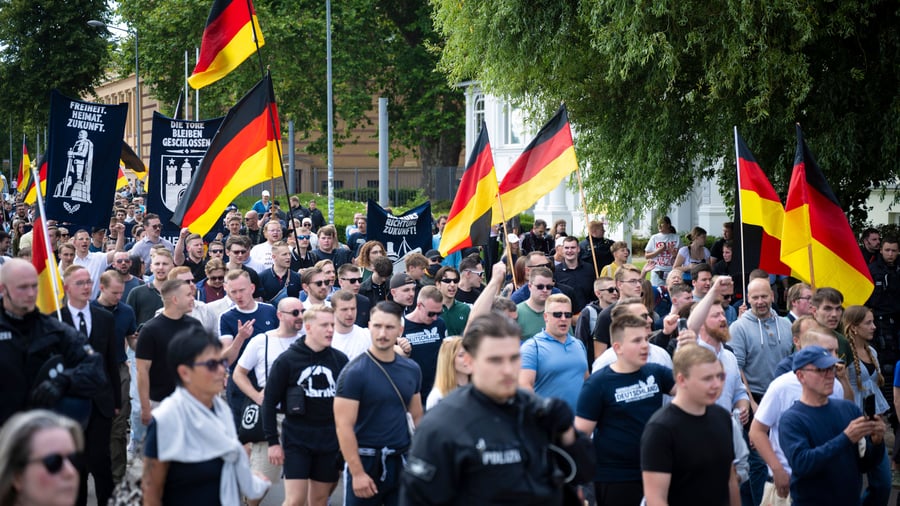 Radikalisierung: Warum Rechtsextremismus gerade junge Männer anzieht